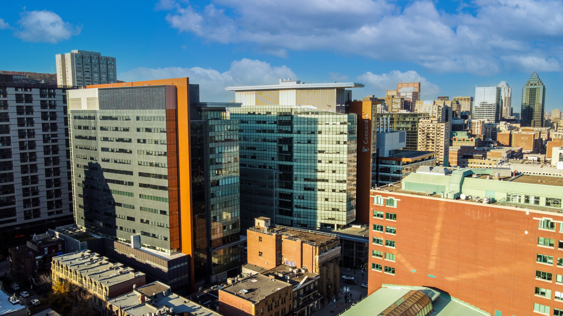Ligne d'horizon du centre-ville de Montréal avec les immeubles MB et EV au premier plan